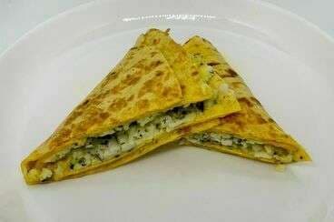 Кесадилья с сыром и соусом песто
